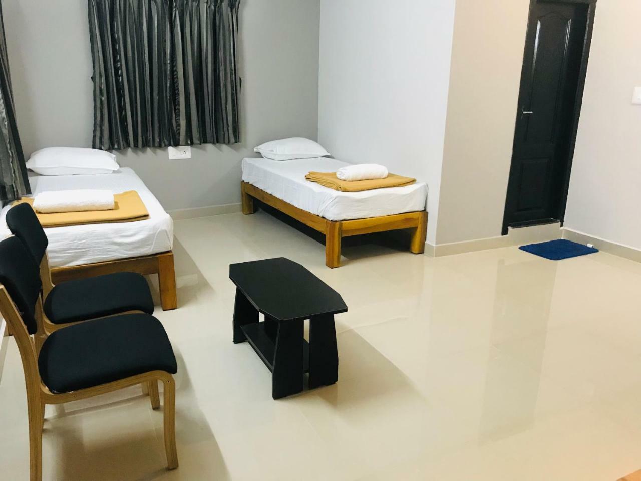 מלון Somvārpet Sharada Residency מראה חיצוני תמונה