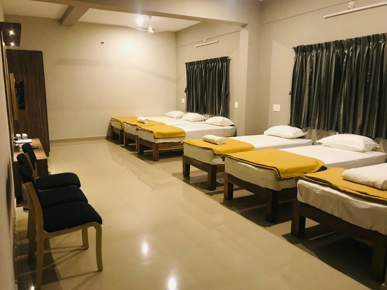 מלון Somvārpet Sharada Residency מראה חיצוני תמונה