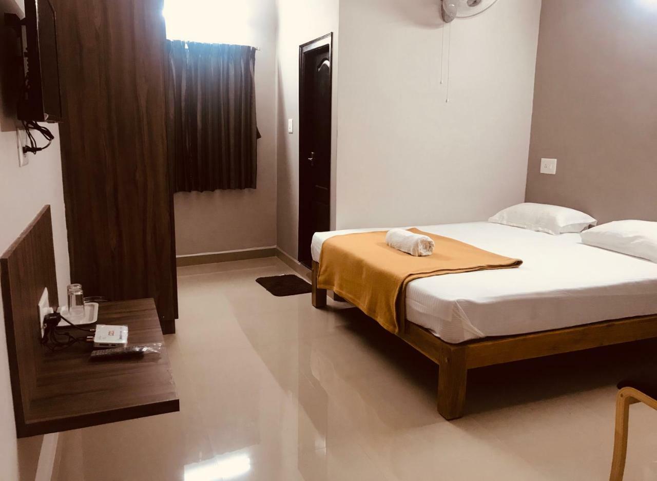 מלון Somvārpet Sharada Residency מראה חיצוני תמונה