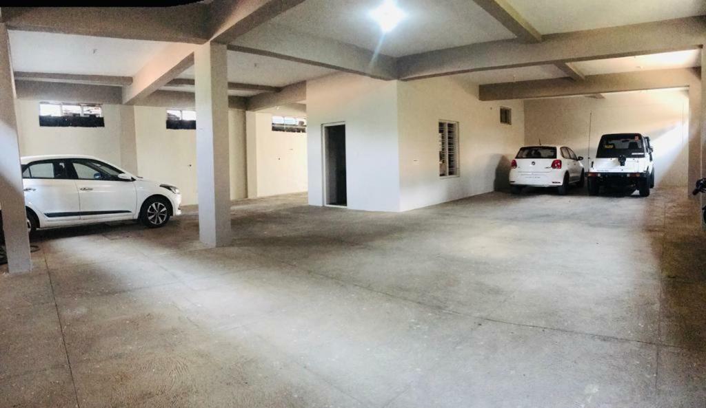 מלון Somvārpet Sharada Residency מראה חיצוני תמונה